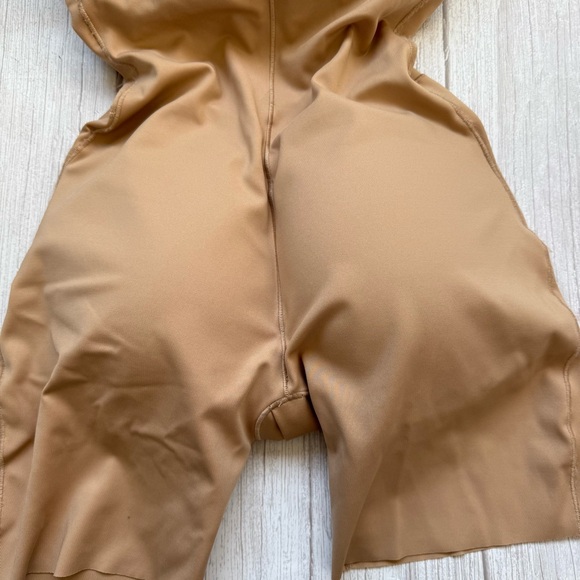 Skims Ultimate Body Push-Up Enhancing Padded Midthigh Bodysuit Size M - Picture 4 of 6